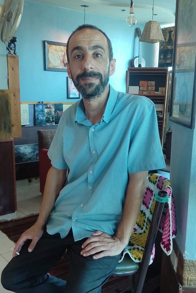 Portrait des Besitzers vom Untergrund Café Haky, Adnan Azzam
