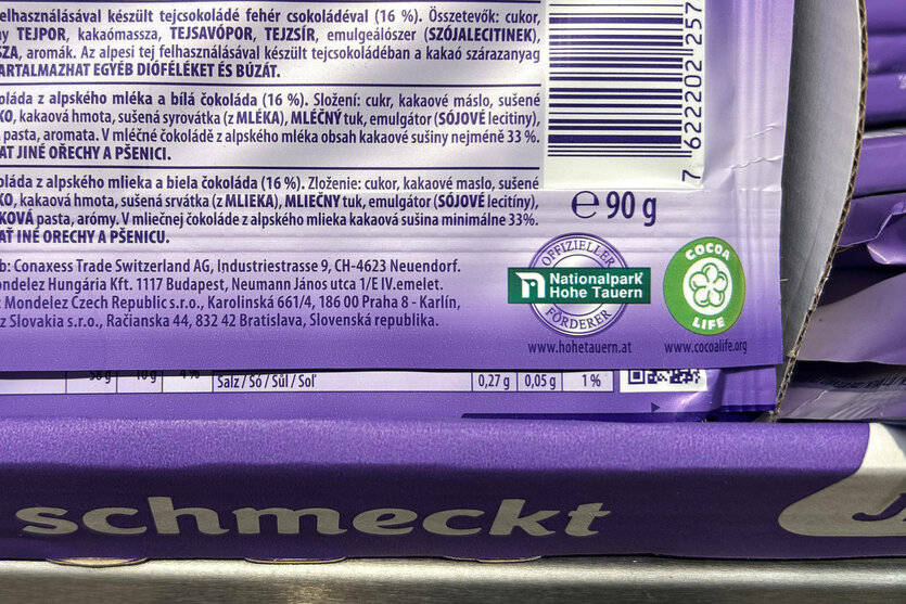 Die Rückseite einer verpackten Schokolade