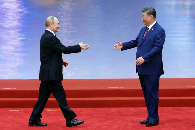Zwei Männer (Wladimir Putin und Xi Jinping) begrüßen sich