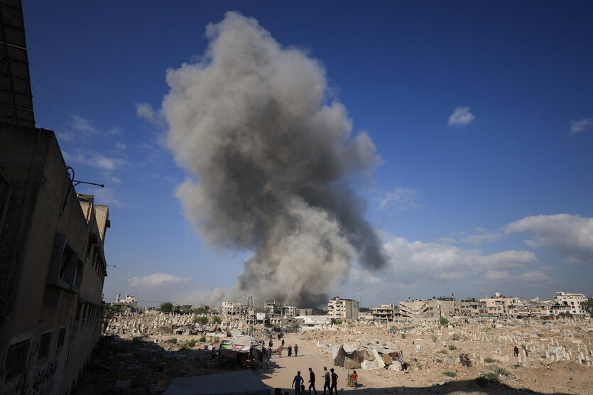Rauch steigt nach einer Explosion während einer israelischen Operation in Gaza-Stadt auf