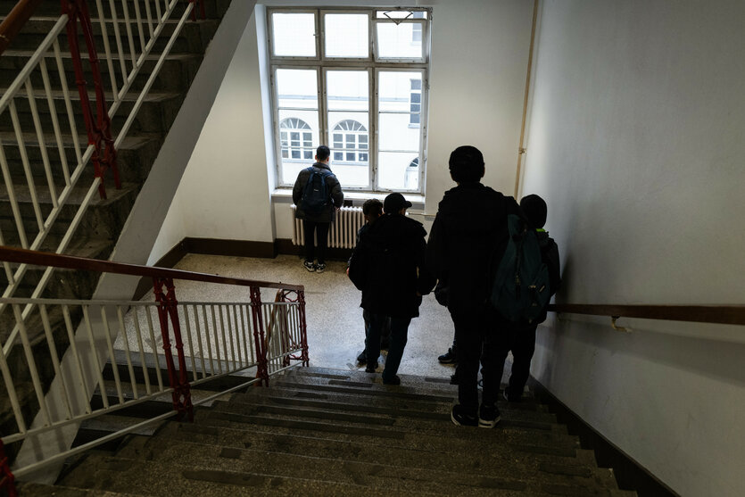Schueler im Treppenhaus. Blick auf den Schulcampus Ruetli