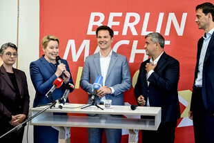 Die SPD-Landesvorsitzende Nicola Böcker-Giannini (l-r), Franziska Giffey (SPD), Senatorin für Wirtschaft, Energie und Betriebe, SPD-Spitzenkandidat Steffen Krach, Raed Saleh (SPD), Vorsitzender der SPD-Fraktion, und der SPD-Landesvorsitzende Martin Hikel stehen während einer Pressekonferenz nebeneinander