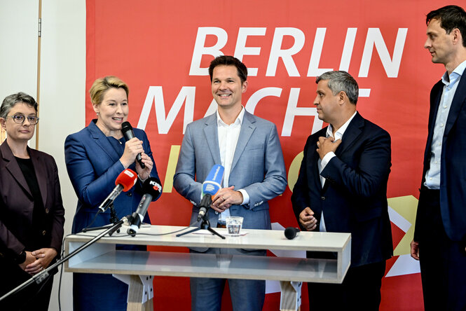 Die SPD-Landesvorsitzende Nicola Böcker-Giannini (l-r), Franziska Giffey (SPD), Senatorin für Wirtschaft, Energie und Betriebe, SPD-Spitzenkandidat Steffen Krach, Raed Saleh (SPD), Vorsitzender der SPD-Fraktion, und der SPD-Landesvorsitzende Martin Hikel stehen während einer Pressekonferenz nebeneinander
