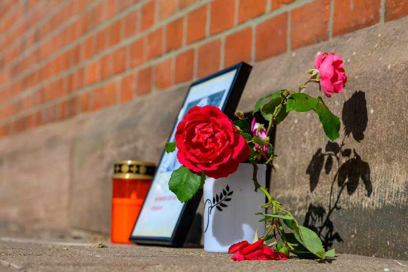 Blumen und Kerzen am Bahnhof Friedland