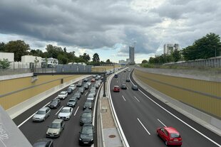 Autobahn, von einer Brücke aus betrachtet, Stau auf einer Seite