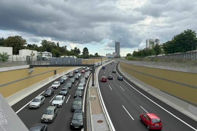 Autobahn von einer Brücke aus betrachtet, Stau auf einer Seite