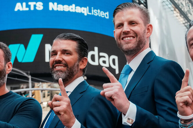 Donald Trump Jr. und Eric Trump mit triumphierendem Strahlen