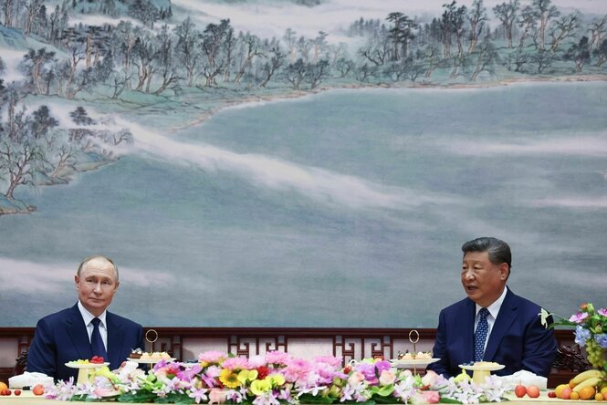 Putin und Xi sitzen an einem Tisch