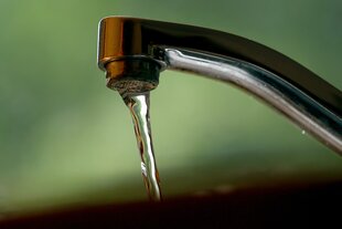 Wasser fließt aus einem Wasserhahn