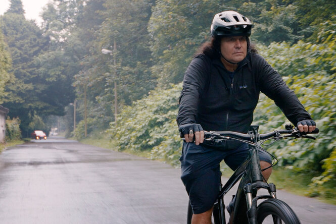 Ein Metalhead mit Fahrradhelm: Mille Petrozza fährt zur Schicht mit Kreator