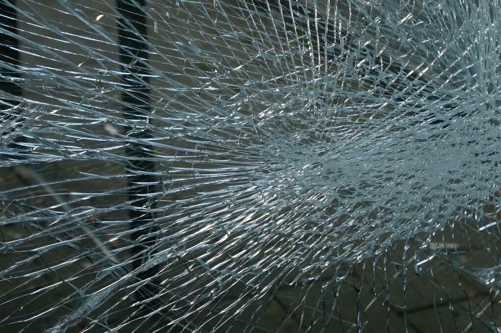 Eine zersplitterte Fensterscheibe