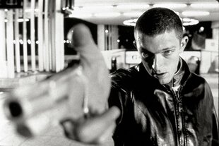 Ein Mann mit einer Schusswaffe in der Hand