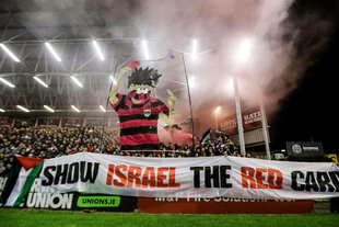 Eine Fan-Choreografie mit der englischsprachigen Aufschrift: "Zeigt Israel die Rote Karte"