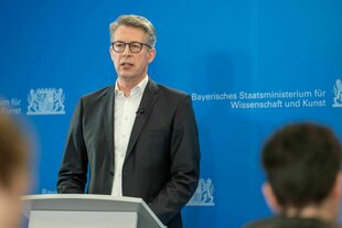 Bayerns Kunstminister Markus Blume (CSU) nimmt an einer Pressekonferenz zu aktuellen Entwicklungen in den Bayerischen Staatsgemäldesammlungen teil.
