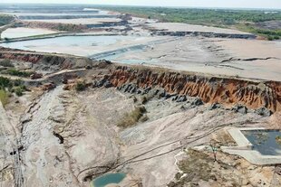 Dieses Bild aus einem Video zeigt einen Bruch an einem Absetzbecken in einer Mine von Sino-Metals Leach Zambia in der Nähe von Kitwe