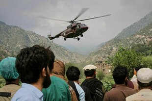 Ein Militärhubschrauber im ostafghanischen Mazar Dara fliegt Verletzte aus