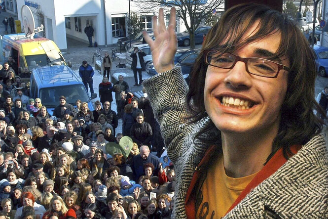 eine Person vor einer Menschenmenge