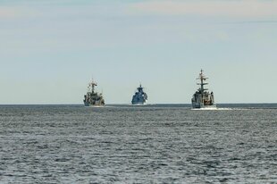 Marine-Schiffe verlassen zum Auftakt des Marinemanövers Northern Coasts die Kieler Förde