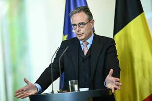 Ein Mann spricht an einem Rednerpult