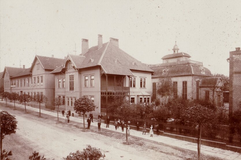 Foto von 1899 mit Jacobson-Schule und Synagoge