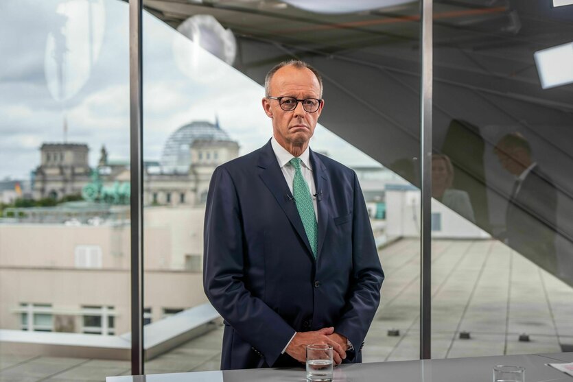 Bundeskanzler Friedrich Merz (CDU) wartet vor der Aufzeichnung des ProSieben/Sat.1-Sommerinterviews im Studio am Pariser Platz.