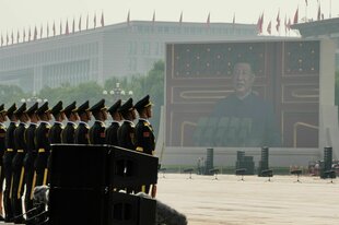 Die Rede von Chinas Machthaber Xi Jinping wird bei der Militärparade auf dem Tiananmen-Platz auf einer großen Leindwand übertragen