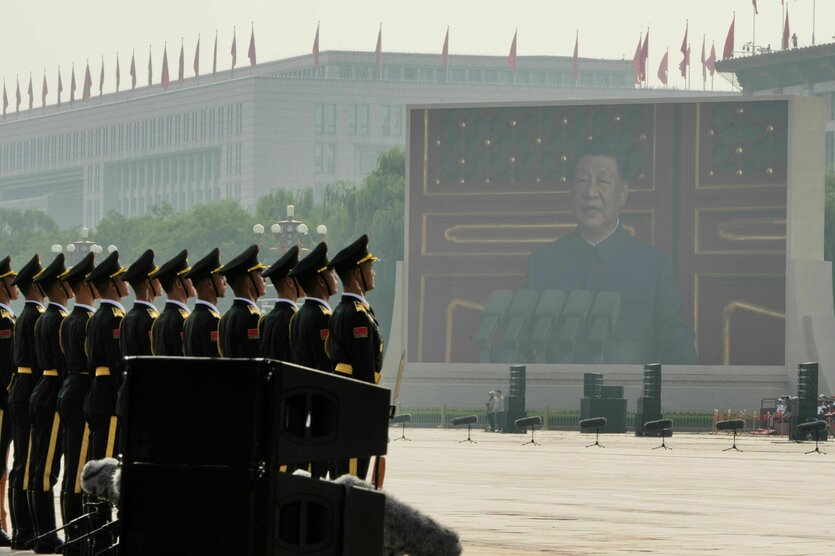 Die Rede von Chinas Machthaber Xi Jinping wird bei der Militärparade auf dem Tiananmen-Platz auf einer großen Leindwand übertragen