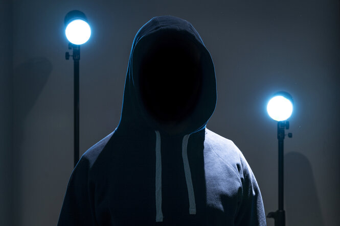 Eine Person anonymisiert fotografiert.