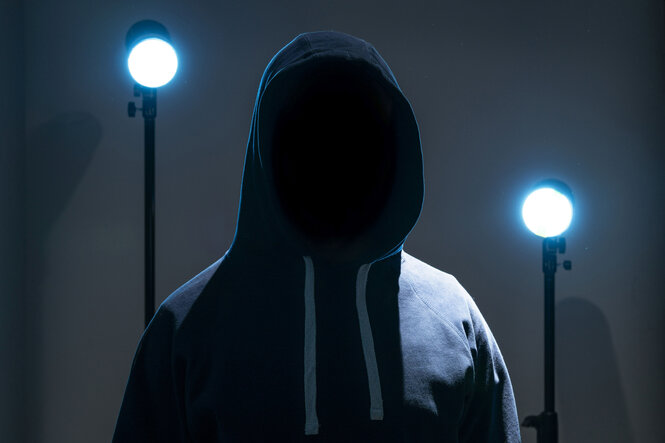 Eine Person anonymisiert fotografiert.
