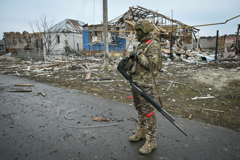 Ein russischer Soldat steht in Uniform auf einer Straße