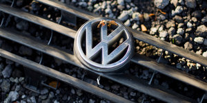 VW-Kühleremblem liegt auf dem Boden