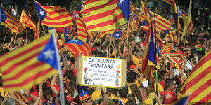 Demonstranten mit katalanischen Flaggen