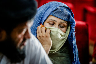 Eine Frau in Afghanistan. Sie trägt Niquab.
