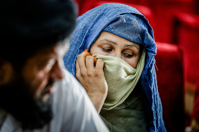 Eine Frau in Afghanistan. Sie trägt Niquab.
