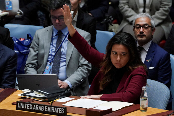 Die Botschafterin der Vereinigten Arabischen Emirate bei den Vereinten Nationen, Lana Zaki Nusseibeh, gibt während einer Sitzung des Sicherheitsrats zum Konflikt zwischen Israel und der Hamas im UN-Hauptquartier in New York, USA, am 25. Oktober 2023 ihre Stimme ab.