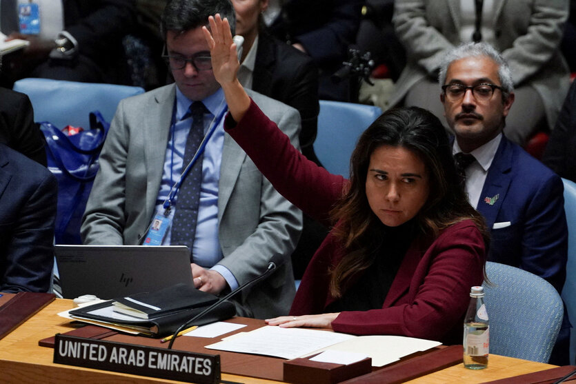 Die Botschafterin der Vereinigten Arabischen Emirate bei den Vereinten Nationen, Lana Zaki Nusseibeh, gibt während einer Sitzung des Sicherheitsrats zum Konflikt zwischen Israel und der Hamas im UN-Hauptquartier in New York, USA, am 25. Oktober 2023 ihre Stimme ab.