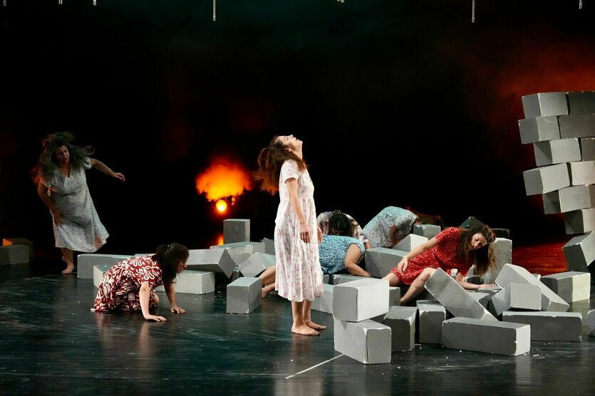 Eine Szene aus dem Stück Performerinnen zwischen großen Steinen