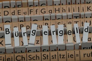 Karteikartenbuchstaben zeigen das Wort: BÜRGERGED