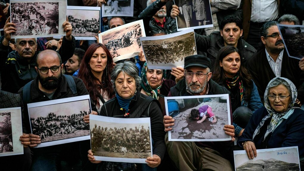 Protestierende halten Fotos hoch, die an das Massaker in Dersim erinnern sollen