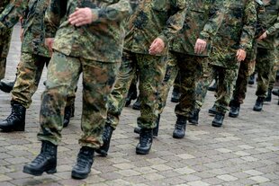 Reservistinnen und Reservisten der Bundeswehr marschieren