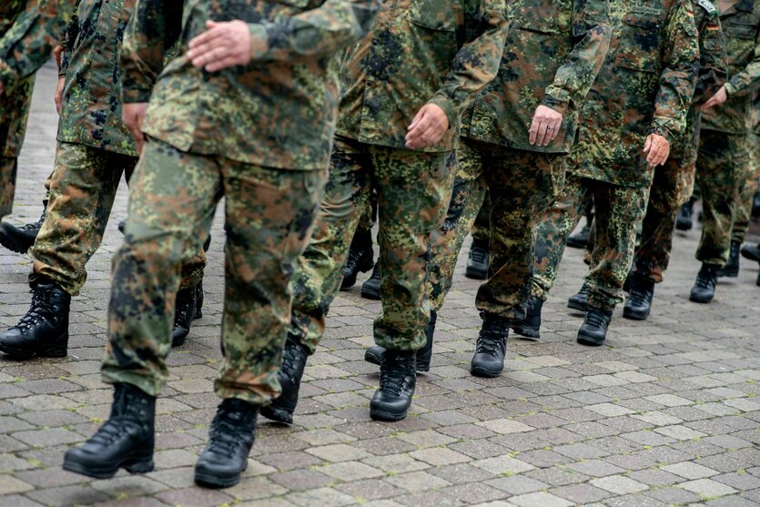 Reservistinnen und Reservisten der Bundeswehr marschieren