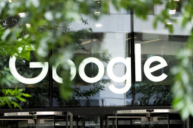 Das Google-Logo ist vor den Büros des Unternehmens zu sehen