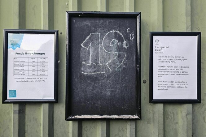 Info-Schilder vor der Umkleidezone