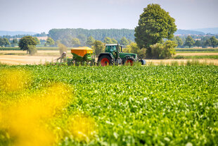 Ein Traktor auf einem grünen Feld in Niedersachsen