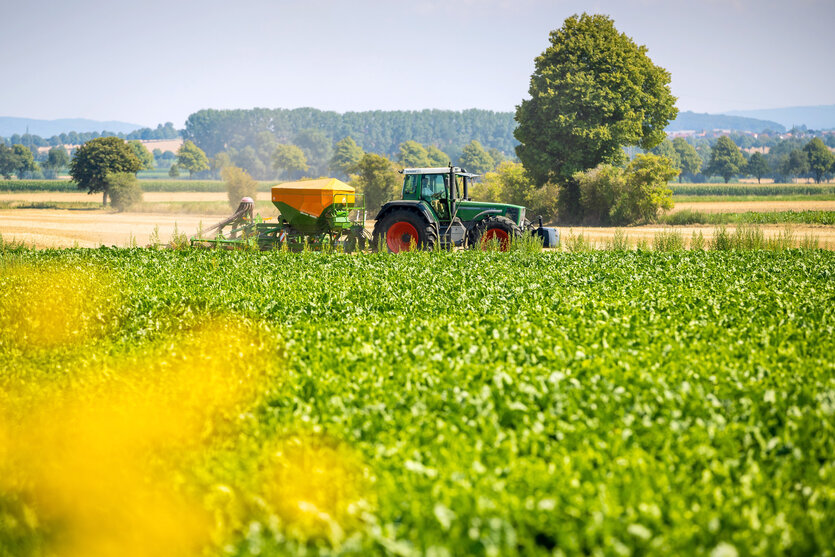 Ein Traktor auf einem grünen Feld in Niedersachsen