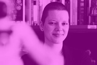 Toni Loh mit raspelkurzen Haaren vor einem Bücherregal, schmunzelnd. Das Foto ist im Magenta-Ton den Dissens-Podcasts eingefärbt. Der Blick von Loh könnte als freundlich interpretiert werden.