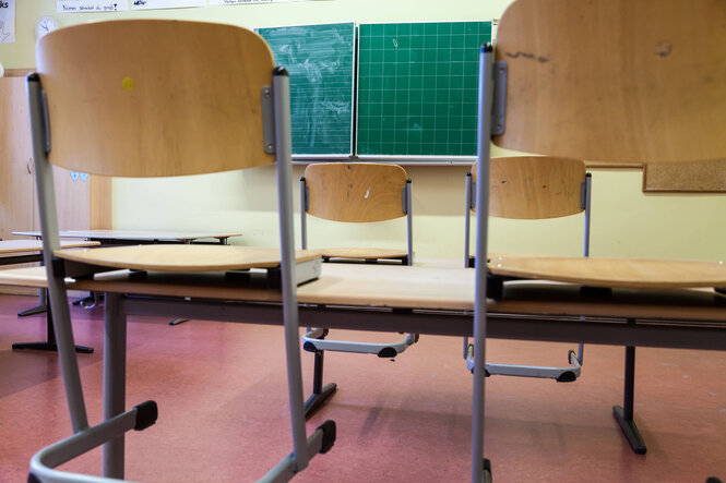 Leeres Klassenzimmer mit hochgestellten Stühlen