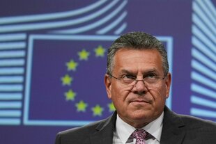 Ein Mann schaut ernst