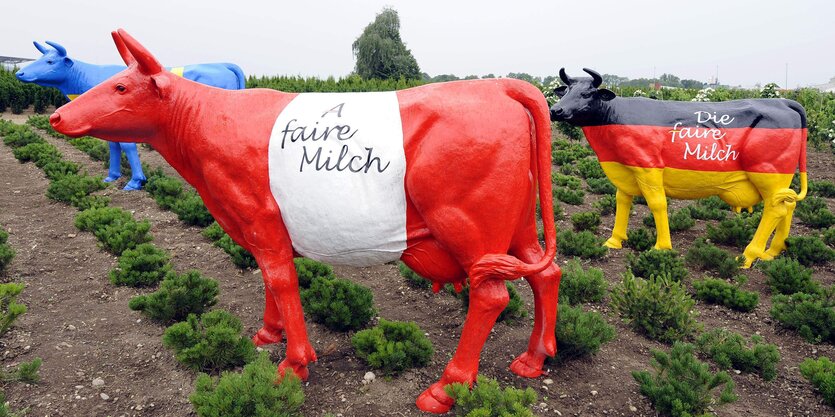 Figuren von Kühen in verschiedenen Farben bemalt