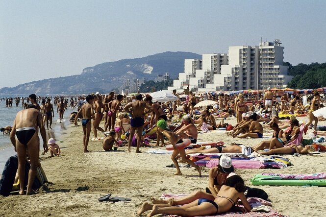 Ferienzentrum am Schwarzen Meer: Viele Menschen tummeln sich an einem Strand